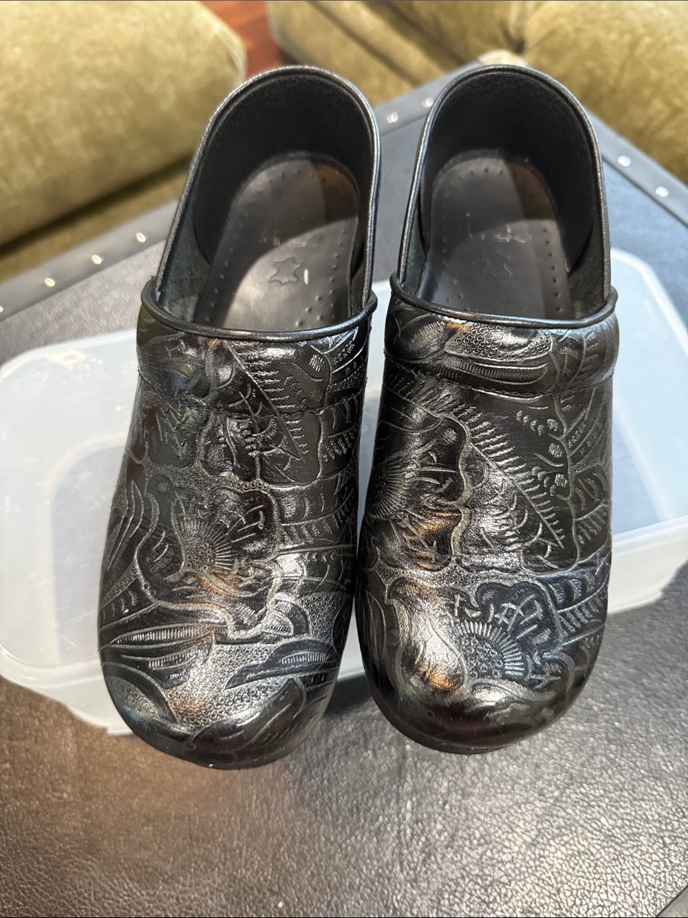 Dansko Black Embossed Floral Tooled Leather Clogs 39 - Picture 2 of 11